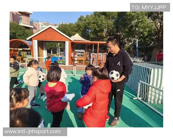 足球玩具户外乐趣无限让孩子们在阳光下尽情享受运动的快乐